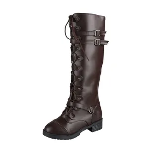 Detalle de botas de caballero marrones con cordones, hebillas laterales y suela plana.