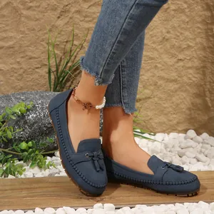 Detailansicht stilvoller dunkelblauer Damen-Loafer an einem Modell in natürlicher Umgebung