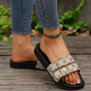 Close-up van comfortabele platform slippers met verstelbare dubbele gespen en bloemenpatroon.