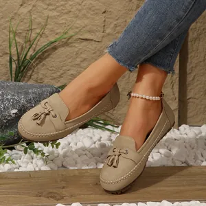 Khakifarbene Damen-Loafer mit weißen Kontrastnähten und dekorativen Quasten-Details