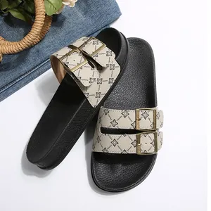 Gedetailleerd overzicht van dames slippers met dikke zool, dubbele gesp en bloemenprint