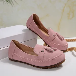 Detailaufnahme von rosafarbenen Wildleder-Loafers für Damen mit dekorativer Schleife.