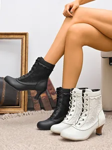 Détail de bottines à lacets à petit talon en dentelle style vintage proposées en noir et blanc