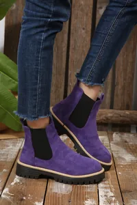 Eleganti stivaletti Chelsea in pelle scamosciata viola con suola spessa in vista laterale