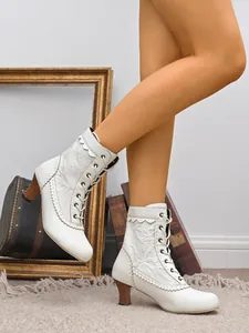 Détail élégant de bottines à lacets blanches avec petit talon et style victorien