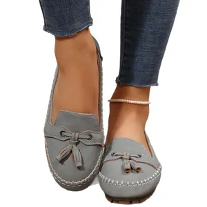 Mocassins confortables en daim gris pour femmes avec détails de nœuds à pompons