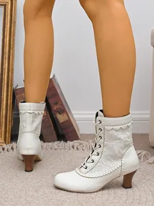 Bottines élégantes à lacets blanches avec petit talon et détails en dentelle ajourée