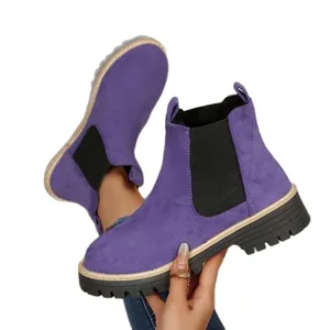 Stivaletti Chelsea da donna in pelle scamosciata viola con suola spessa platform nera.