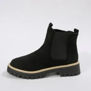Stivaletto Chelsea classico in camoscio nero con suola spessa e punta tonda