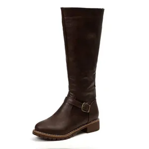 Vue détaillée des bottes cavalières marron foncé avec boucle décorative et fermeture éclair latérale