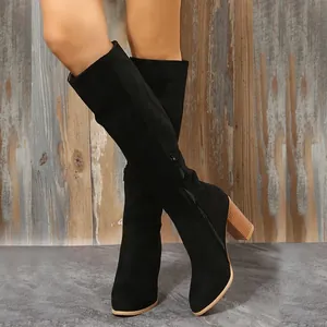 Detailansicht schwarzer Overknee-Stiefel aus Wildleder mit Blockabsatz und Reißverschluss.
