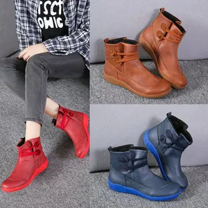 Präsentation von retro-sportlichen Damen-Stiefeletten in Rot, Braun und Blau mit Knöpfen