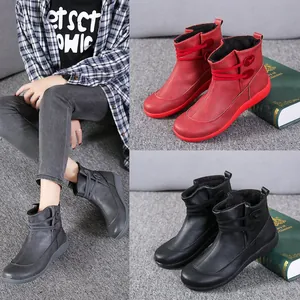 Collage von Retro-Martin-Stiefeln zum Schnüren in Rot und Schwarz mit Modellansicht.
