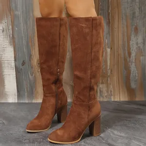 Braune Wildleder-Kniestiefel mit Blockabsatz und praktischem seitlichem Reißverschluss.