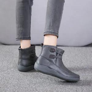 Graue Retro-Stiefeletten aus Kunstleder mit Knopfverschluss und dicker Gummisohle