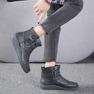 Retro dunkelgraue Schnür-Stiefeletten, getragen zu grauen Jeans