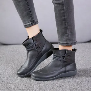 Nahaufnahme von Retro-Stiefeletten mit Kunstfellfutter und Seitenknopf-Detail