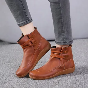 Seitenansicht klassischer brauner Lederstiefeletten im Vintage-Stil mit Schnürung.