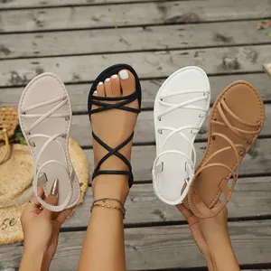 Eleganti sandali romani bassi con cinturini per donna in vari colori per la spiaggia