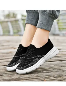 Sneaker slip-on in rete fly-knit nera traspirante per camminare sul legno