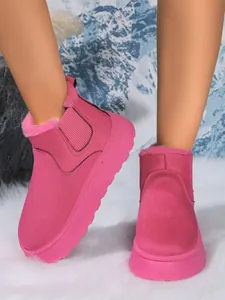 Detailansicht der stylischen rosa Plateau-Schneestiefel mit warmem Kunstfellfutter