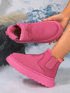 Detailansicht der pinkfarbenen Plateau-Schneestiefel mit warmem Plüschfutter und dicker Sohle.