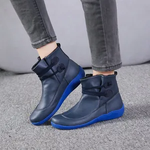 Nahaufnahme von blauen Vintage-Lederstiefeletten mit stilvollen Seitenknopfdetails.