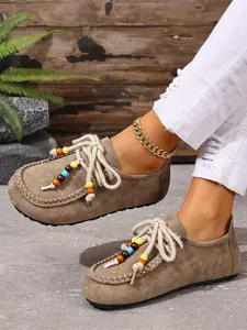 Retro Wildleder Mokassins für Damen mit bunten Perlen und weicher flacher Sohle.