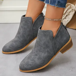 Elegantes botines grises de punta con cremallera trasera y tacón bajo de bloque