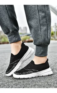 Dettaglio di scarpe sneakers in maglia nera traspirante per lo sport e la camminata