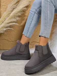 Detailansicht der grauen, gefütterten Damen-Schneestiefel mit dicker Sohle und Jeans