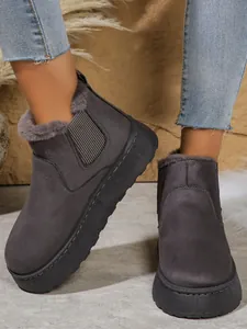 Nahaufnahme graue Schneestiefel mit Plateausohle, warmes Plüschfutter und Slip-on-Design.