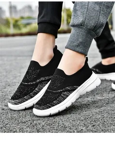 Dettaglio di scarpe da ginnastica in maglia nera traspirante con suole bianche flessibili