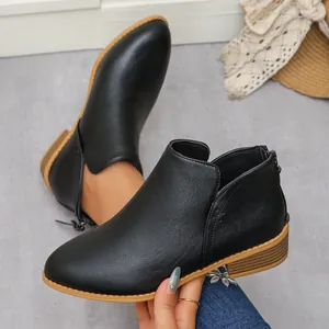 Vue détaillée des bottines en cuir noir pour femmes avec bout pointu et fermeture éclair