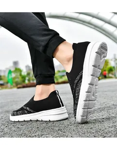 Dettaglio delle scarpe da camminata in maglia traspirante con suola bianca spessa