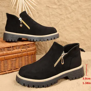 Bottines classiques noires à bout rond avec zip latéral et semelle crantée épaisse