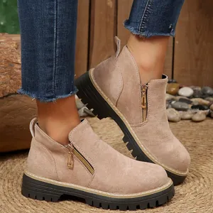 Bottines beiges stylées à bout rond avec fermeture éclair latérale et semelle crantée