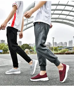 Scarpe da camminata leggere e traspiranti in mesh per uomo e donna in un ambiente esterno