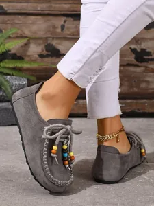 Detailansicht der grauen Wildleder-Loafer für Damen mit bunten Holzperlen-Akzenten