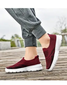 Sneaker da camminata in mesh bordeaux traspirante per uomo e donna su sentiero in legno
