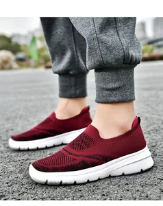Dettaglio scarpe da camminata bordeaux in mesh flyknit traspirante per uomo