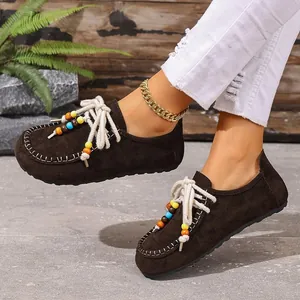 Vintage dunkelbraune Wildleder Slipper mit bunten Perlen und weißen Ziernähten für Damen