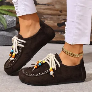 Vintage braune Wildleder-Slipper mit weißen Nähten und bunten dekorativen Perlen