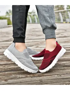 Dettaglio di scarpe da camminata in maglia traspirante per uomo e donna all'aperto