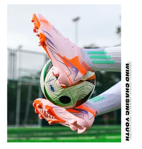 Actieschot van professionele roze flyknit voetbalschoenen met FG-noppen voor trainingen