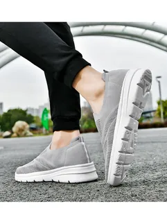 Dettaglio scarpa da corsa grigia fly-knit slip-on con mesh traspirante e suola bianca