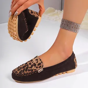Detail der flexiblen Damen-Slipper mit Leopardenmuster, Schnalle und Noppensohle.