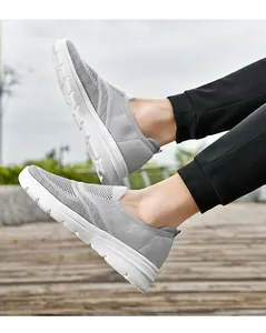Dettaglio ravvicinato di scarpe slip-on in mesh traspirante grigio per camminare