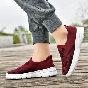 Scarpe da passeggio traspiranti in rete bordeaux per uomo e donna su modello