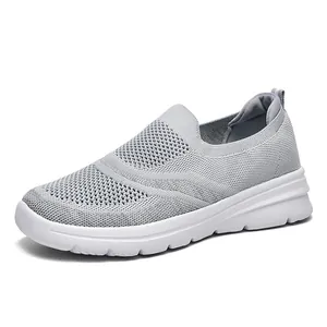 Scarpe da camminata slip-on in maglia traspirante per uomo e donna in colore grigio